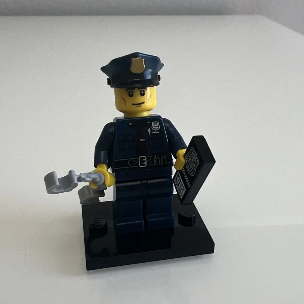 LEGO Series 9 Collectible Minifigures 71000 - Policeman col134